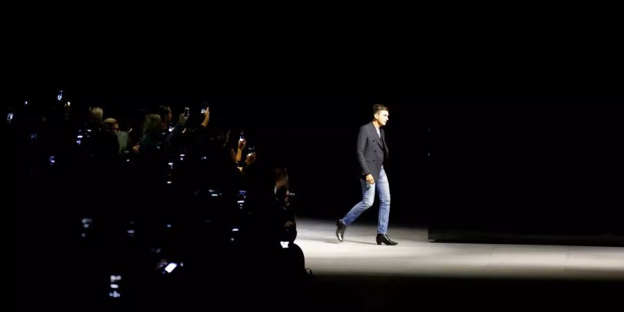 Der Designer Hedi Slimane geht am Ende der Präsentation der Celine Frühjahr/Sommerkollektion 2019 auf der Pariser Modewoche über den Laufsteg.