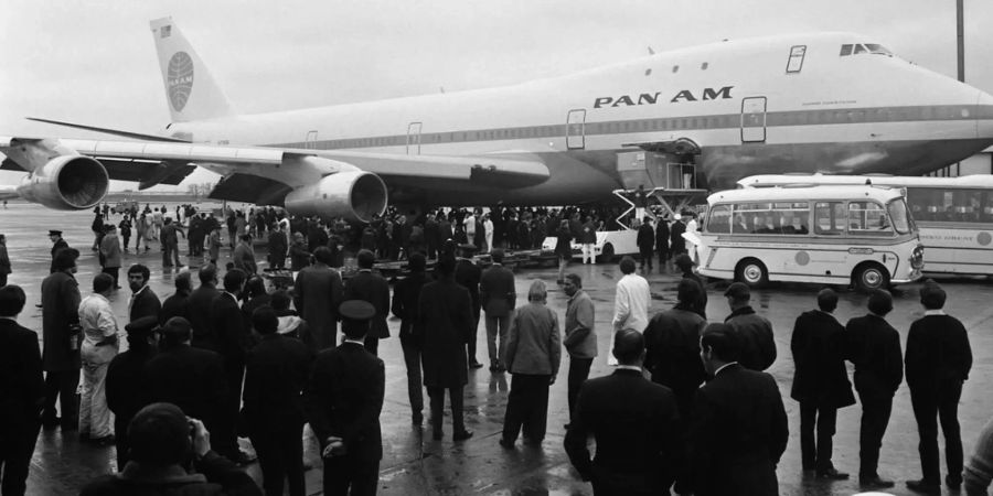 Nach der Landung in London versammelte sich eine Menschenmenge um das Flugzeug, das die Fliegerei revolutioniert hat.