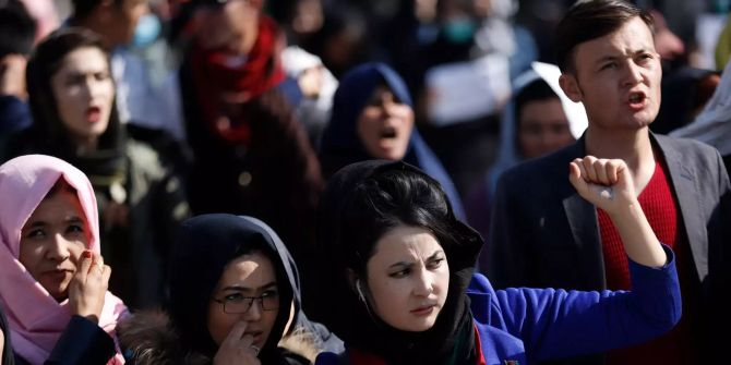 Demonstranten wehren sich gegen den IS und die Taliban vor dem Palast des Präsidenten in Kabul.