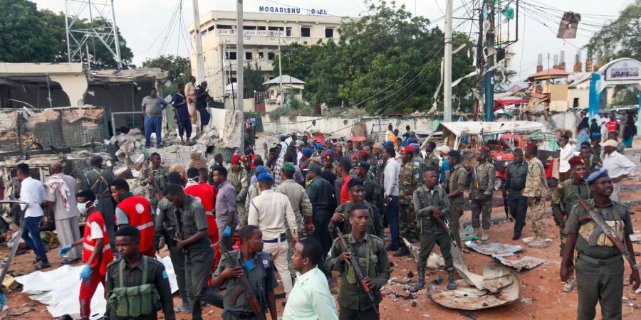 Sicherheitskräfte stehen am Ort einer Bombenexplosion in der Nähe des Sahafi-Hotels in Mogadischu.