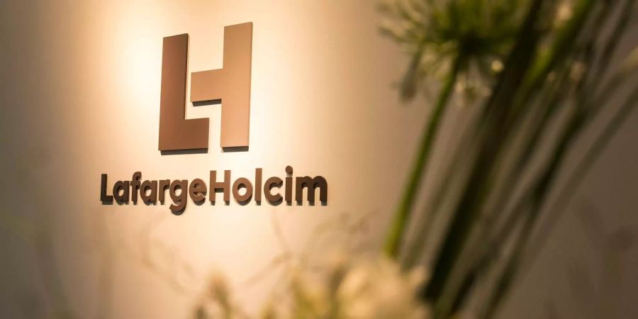 Das neue Logo der LafargeHolcim prangt an der Wand hinter dem Empfangstisch des Hauptquartiers in Zürich.