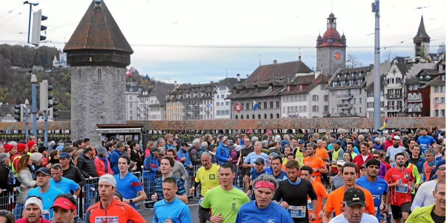 Über 10˙000 Läuferinnen und Läufer nehmen am Rundlauf durch die Luzerner Innenstadt teil.