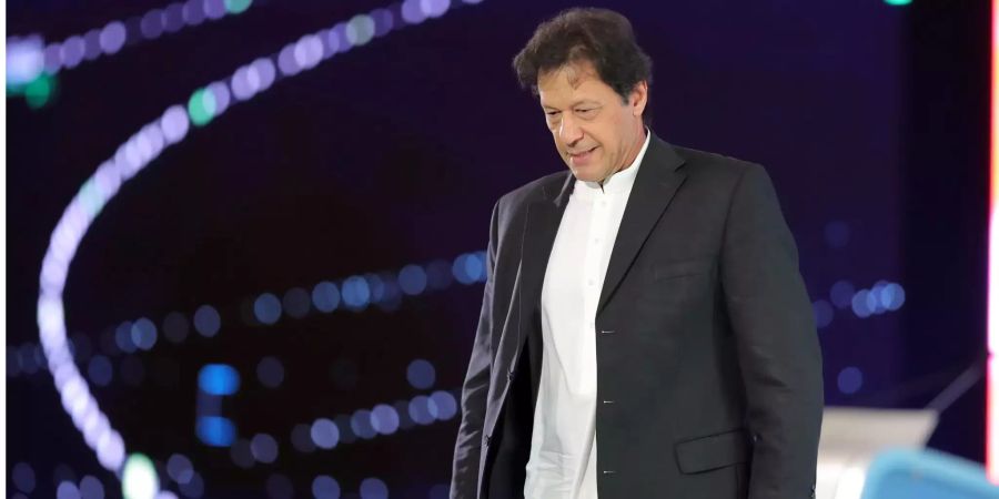 Pakistans Premierminister Imran Khan erscheint bei einer Rede.