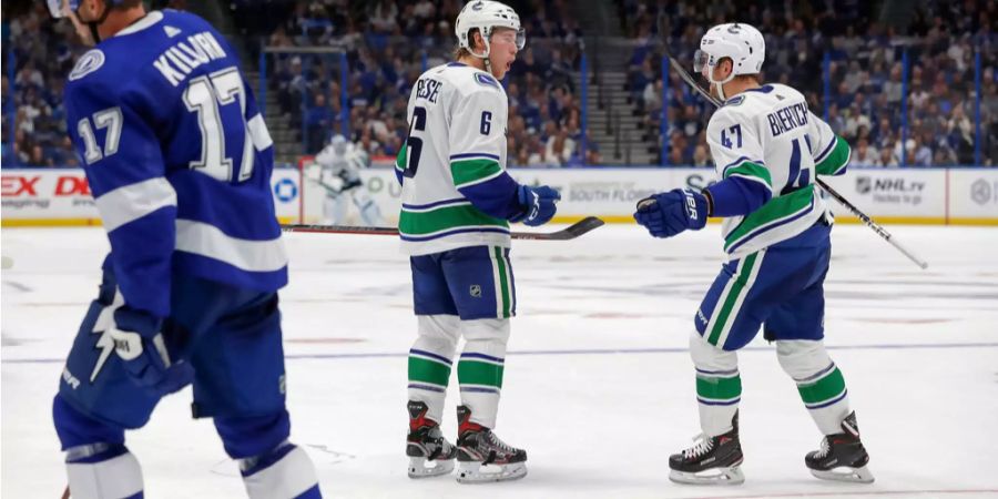 Sven Bärtschi (r.) jubelt mit Teamkollege Brock Boeser über einen Treffer.