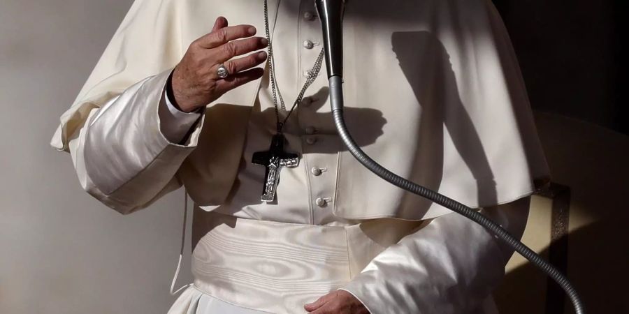 Papst Franziskus macht das Kreuzzeichen während seiner wöchentlichen Generalaudienz auf dem Petersplatz.