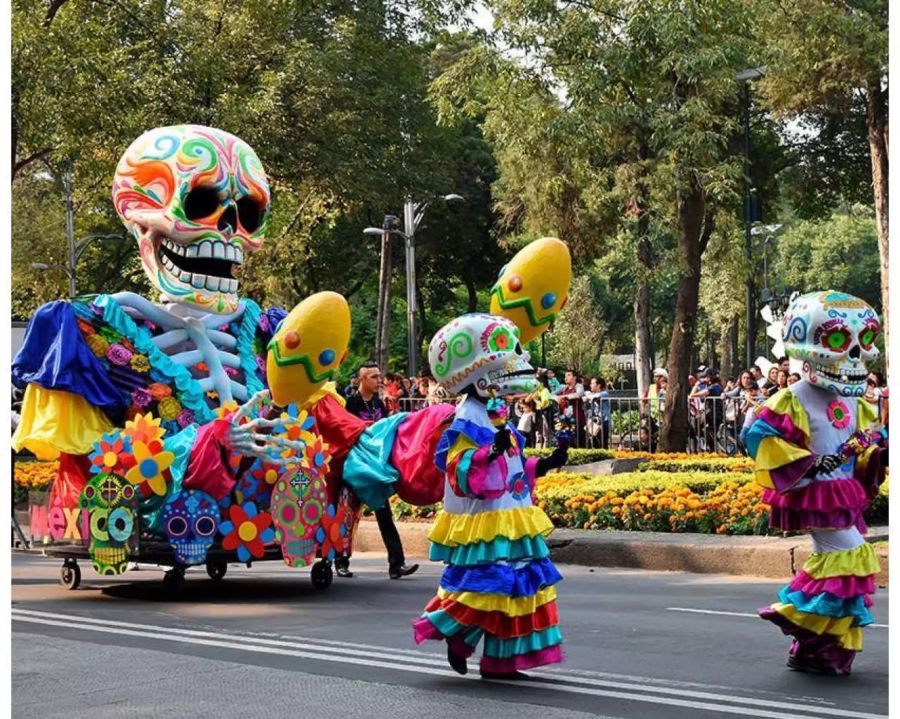 Einige Teilnehmer mit einem passenden Wagen an der Parade am Tag der Toten in Mexiko-Stadt.