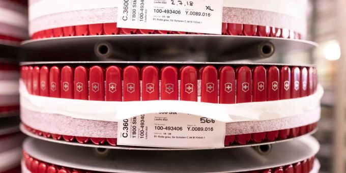 Griffplatten für Taschenmesser, aufgenommen im Victorinox-Werk. Griffplatten für Taschenmesser, aufgenommen im Victorinox-Werk.