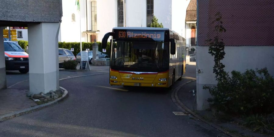 Der verletzte Velofahrer wurde vom Rettungsdienst notversorgt und ins Spital überführt - Kapo St. Gallen