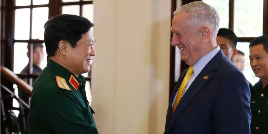 US-Verteidigungsminister Jim Mattis (r) und General Ngo Xuan Lich, Verteidigungsminister von Vietnam, geben sich bei einem Treffen in Ho Chi Minh City die Hand.