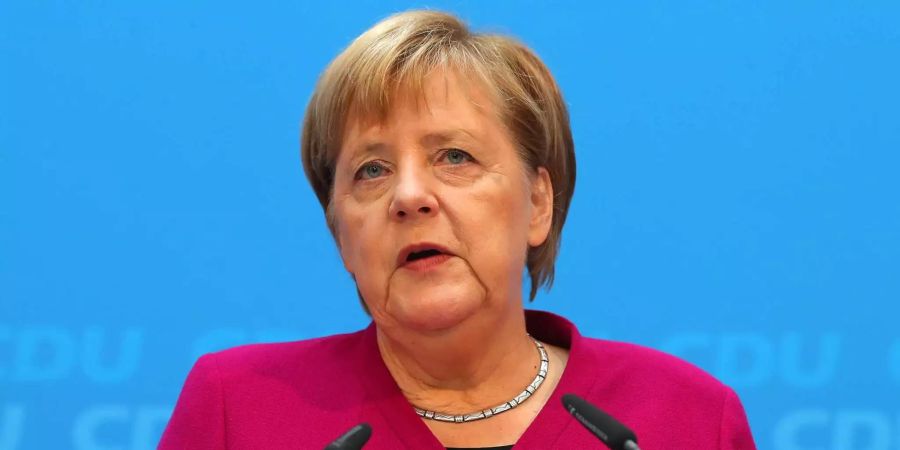 Die deutsche Bundeskanzlerin Angela Merkel gibt während einer Pressekonferenz ihre Meinung dazu, wie der Fall Maassen behandelt wurde.