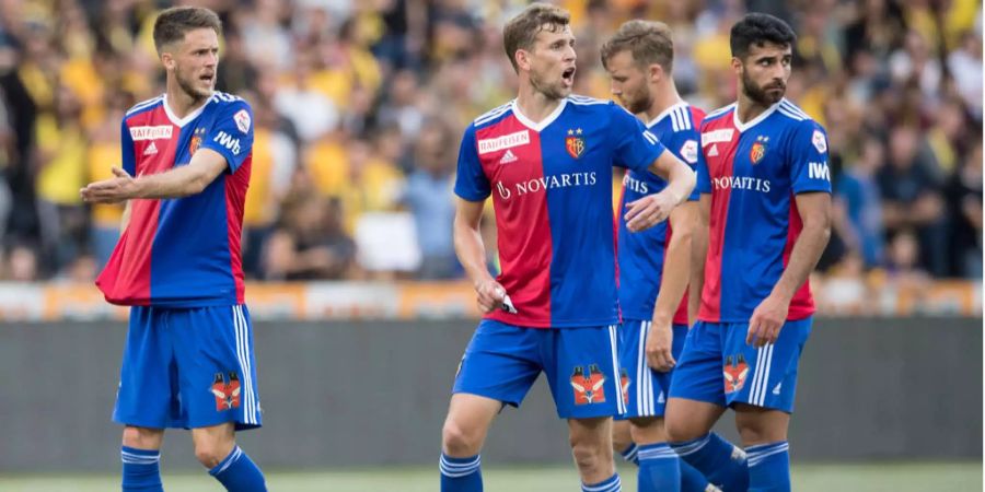 Spieler des FC Basel gehen nach der Niederlage gegen YB enttäuscht vom Platz.