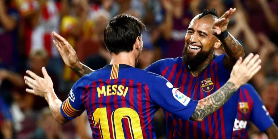 Lionel Messi und Arturo Vidal freuen sich über Messis Treffer zur 1:0-Führung gegen den katalanischen Rival Girona.