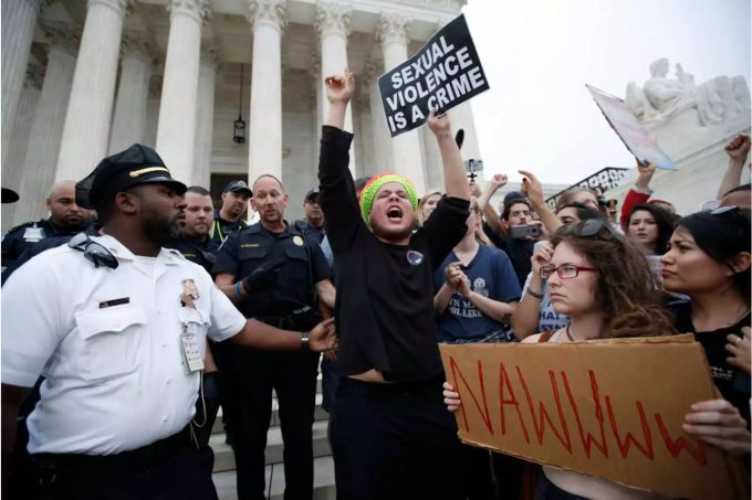 Vor dem Gebäude des Obersten Gerichts in Washington demonstrierten am Samstagabend rund 200 Menschen. Vor dem Gebäude des Obersten Gerichts in Washington demonstrierten am Samstagabend rund 200 Menschen.
