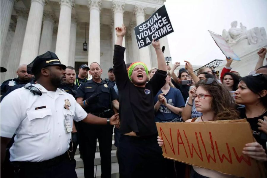 Vor dem Gebäude des Obersten Gerichts in Washington demonstrierten am Samstagabend rund 200 Menschen.