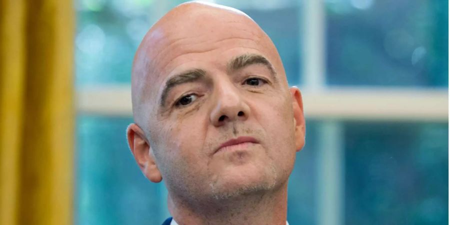 Fifa-Präsident Gianni Infantino hört während eines Gesprächs zu.