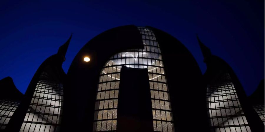 Die Zentralmoschee der DITIB, aufgenommen im Abendlicht.