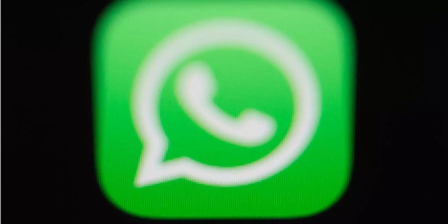 Das Logo der Messenger-App WhatsApp ist auf dem Bildschirm eines iPhones dargestellt.