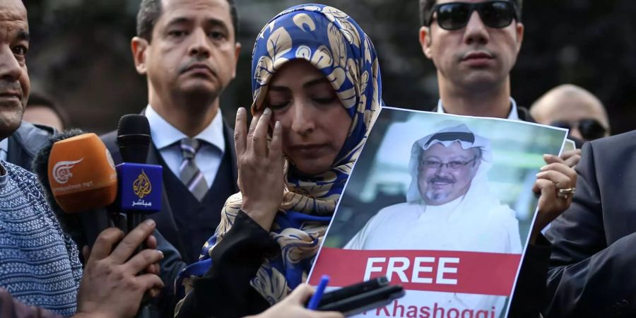 Mit Tränen in den Augen hält die jemenitische Friedensnobelpreisträgerin Tawakkul Karman ein Bild des verschwundenen saudi-arabischen Journalisten Jamal Khashoggi vor Reportern und Mikrofonen auf.