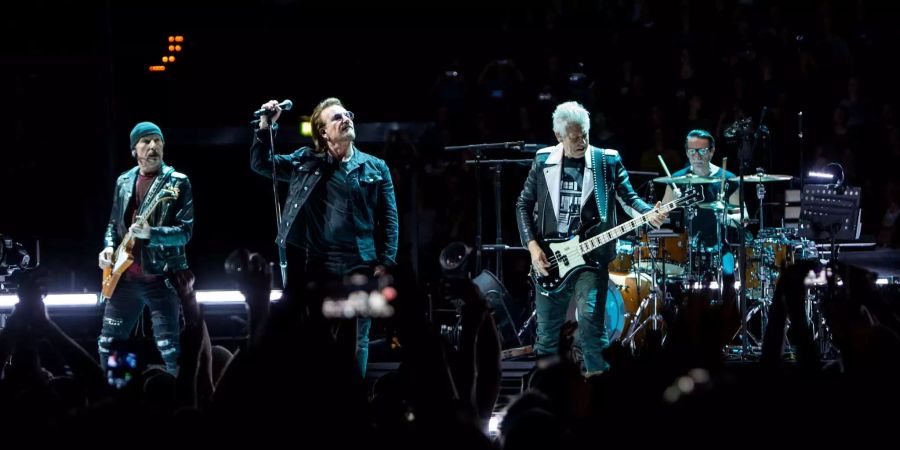 Die irische Rockband U2 bei einem Konzert in Hamburg in Deutschland.