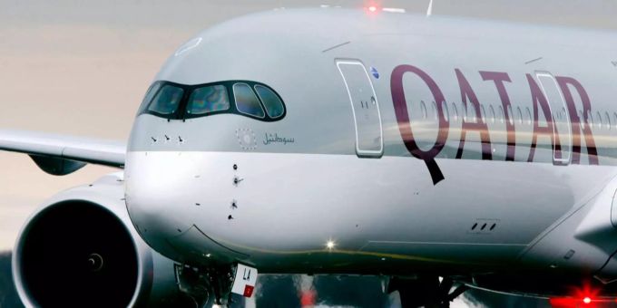 Ein Flugzeug der Qatar Airways auf dem Weg zum Gate. qatar airways