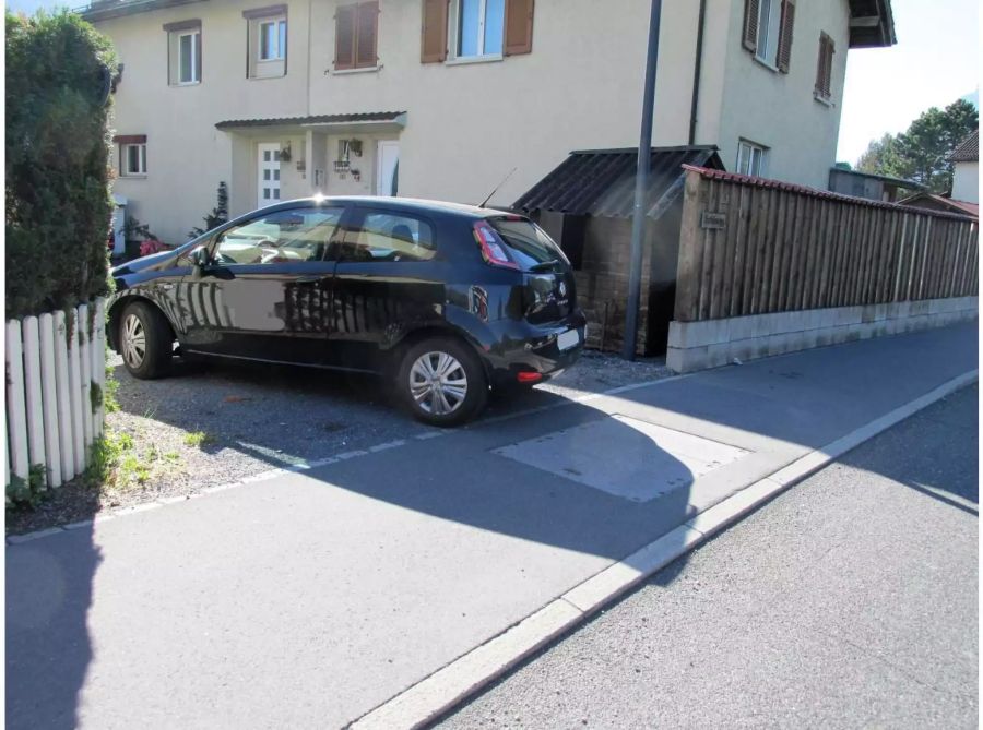 Schwarzes Auto beim Rückwärts hinausfahren - zvg Kantonspolizei Glarus