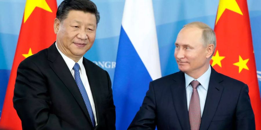 Russlands Präsident Wladimir Putin (r.) gemeinsam mit dem chinesischen Präsidenten Xi Jinping während einer Vertragsunterzeichnungs-Zeremonie nach dem Fernöstlichen Wirtschaftsforum in Wadiwostok (RUS).