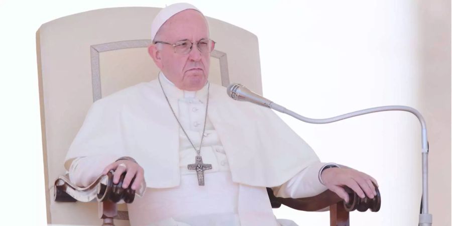 Papst Franziskus sitzt während seiner wöchentlichen Generalaudienz auf dem Petersplatz im Vatikan.