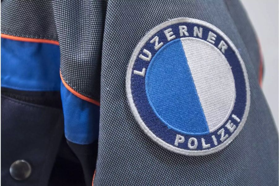 Schulter eines Polizisten der Luzerner Polizei - Keystone