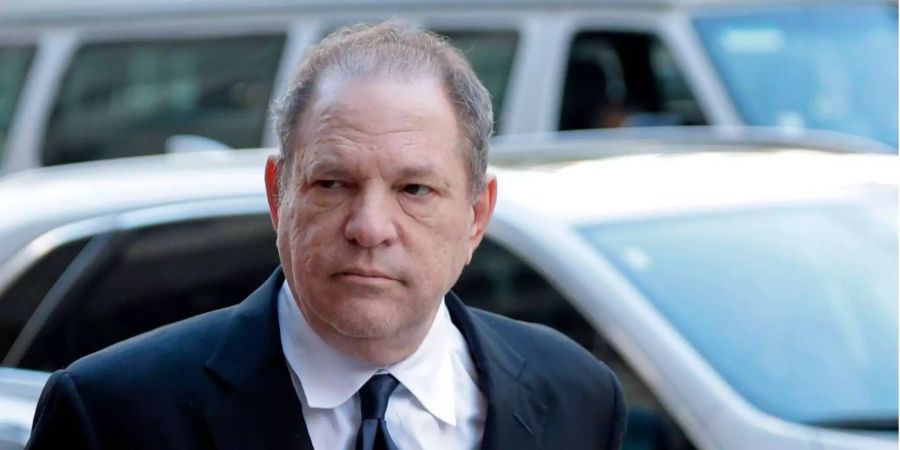 Der frühere Hollywood-Produzent Harvey Weinstein ist auf dem Weg zum Gericht in New York.