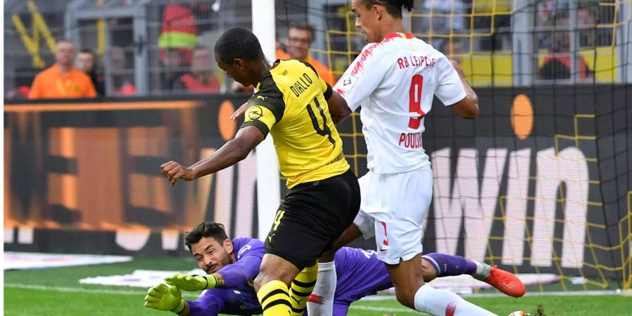 Dortmunds neuer Verteidiger Abdou Diallo (Mitte) mit Teamkollege Roman Bürki (unten).