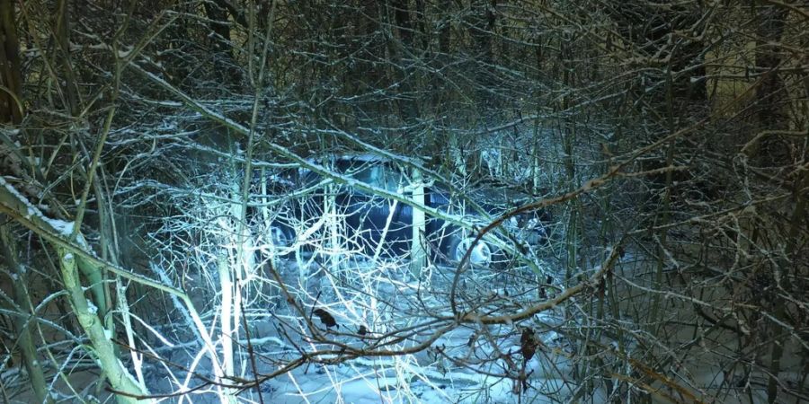 Ein 41-jähriger Lenker verlor am Dienstag, 19. Januar 2016 bei der Autobahnausfahrt Rheineck bei Thal die Kontrolle über sein Auto und fuhr über die Böschung bis er im Wald zum Stillstand kam.