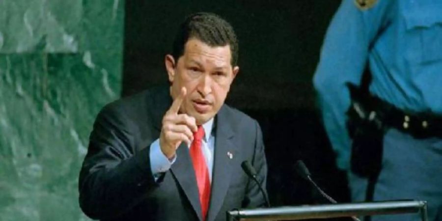 Hugo Chávez hebt den Finger und versetzt George Bush einen Seitenhieb: Bush würde wie Schwefel riechen.