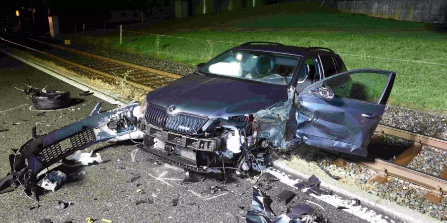 Das beschädigte Auto ist nach dem Unfall auf dem Gleis in Ballwil LU.