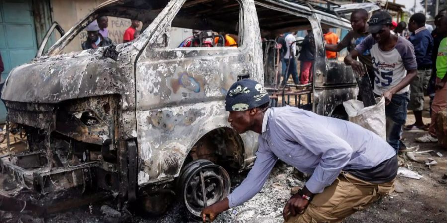 Unbekannte überfielen drei Minibusse im Südsudan.