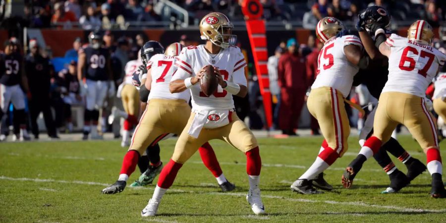 Jimmy G. überzeugt! In seinem ersten Spiel von Beginn weg, führt der QB die 49ers zum 15:14-Sieg über die Chicago Bears. Es ist es der zweite Saisonsieg für das Team aus San Francisco, bei dem Kicker Robbie Gould alle 15 Punkte notieren kann. Besonders bitter: Bis 2015 war Gould noch Kicker bei den Bears.