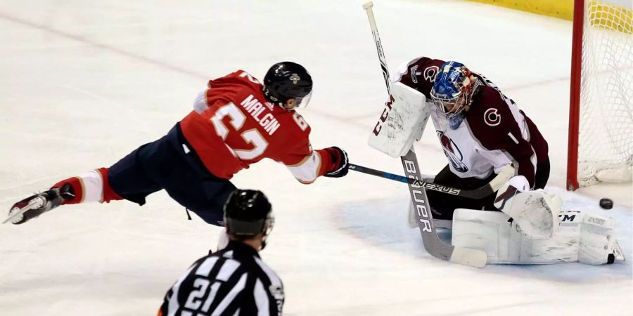 Kaltblütig: Denis Malgin bezwingt Altmeister Semyon Varlamov.