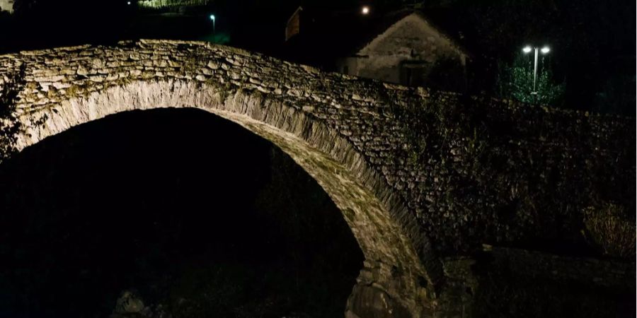 Ein 29-jähriger Pakistani wurde in Gionico TI angeschossen. (Bild: Brücke in Giornico)