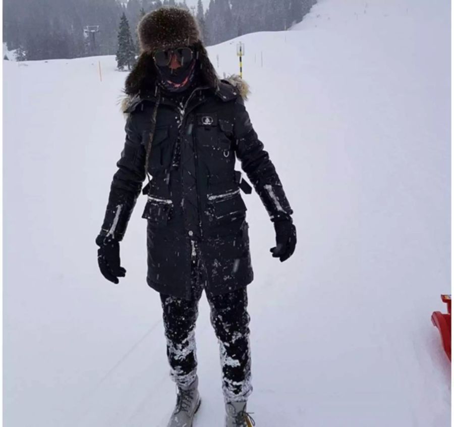 Jah Cure berührt gerade zum ersten Mal Schnee.