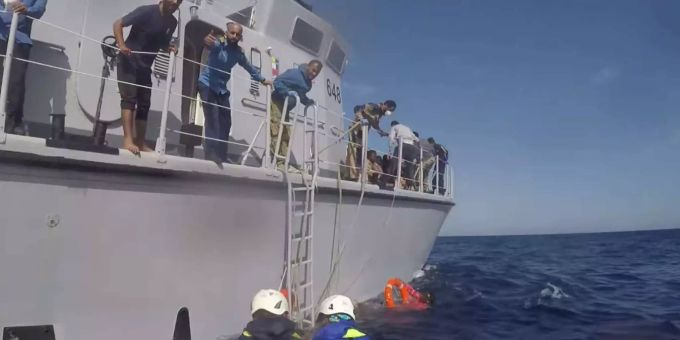 Die libysche Küstenwache versuchte den Rettungseinsatz zu manipulieren. Die libysche Küstenwache versuchte den Rettungseinsatz zu manipulieren.