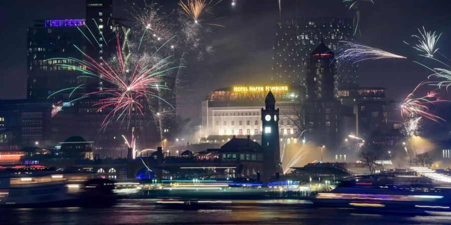 Das Silvesterfeuerwerk in Hamburg.