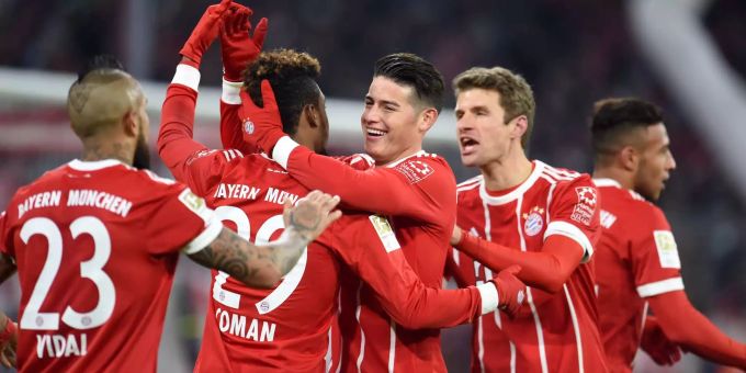 Bayern gewinnt mit 3:1 und bleibt an der Spitze. Bayern gewinnt mit 3:1 und bleibt an der Spitze.