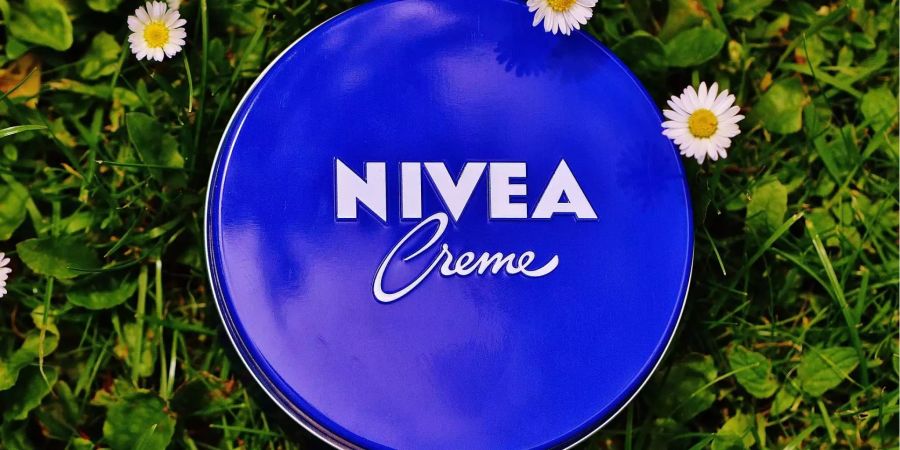 Crème de la Crème: Nivea hat sich mit einem dunklen Blau angestrichen.