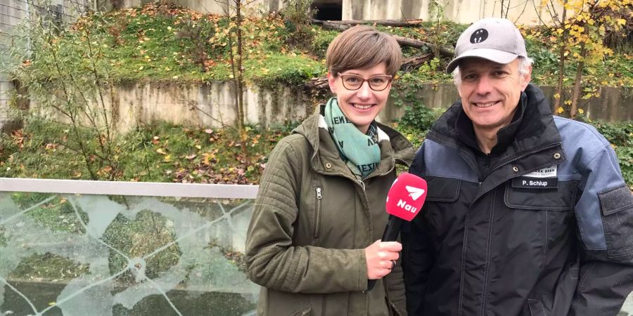 Nau-Reporterin Sandra Christen mit dem Leiter Bärenpark Peter Schlup.