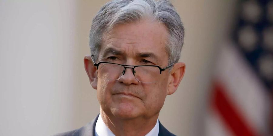 Fed-Chef Jerome Powell steht vor dem Weissen Haus.