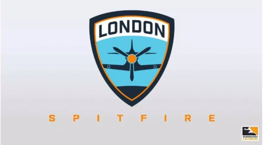 Das offizielle Logo von London Spitfire ist an dem hellblauen Hintergrund gut erkennbar.