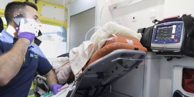 Der verletzte Mann aus Oberrieden musste mit der Ambulanz ins Spital gebracht werden. oberrieden