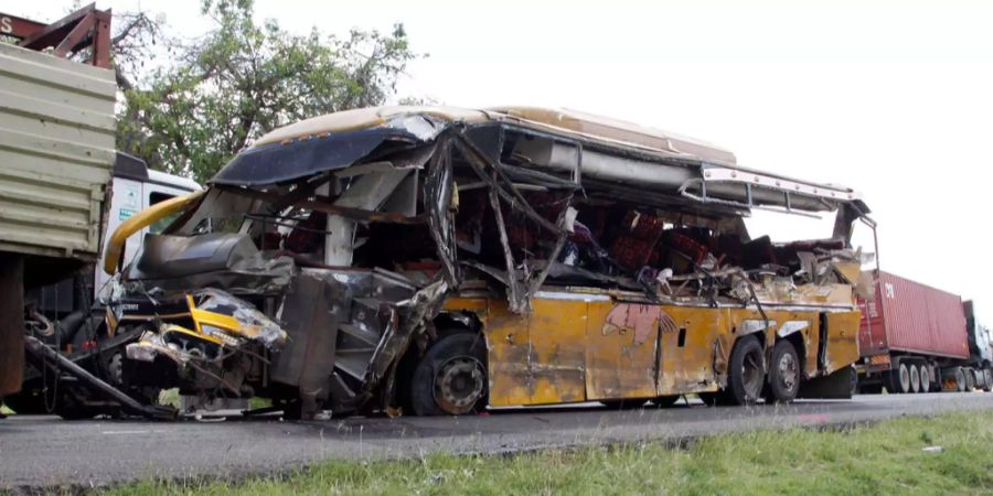 Ein verunfallter Bus in Kenia.