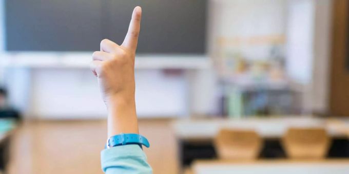 Ein Schulkind hält den Finger in die Höhe. (Symbolbild) schule