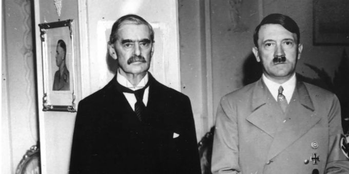 Der britische Premierminister Arthur Neville Chamberlain (l.) und Adolf Hitler(r.) bei ihrem Treffen im Bad Godesberger Hotel Dreesen (D). Der britische Premierminister Arthur Neville Chamberlain (l.) und Adolf Hitler(r.) bei ihrem Treffen im Bad Godesberger Hotel Dreesen (D).