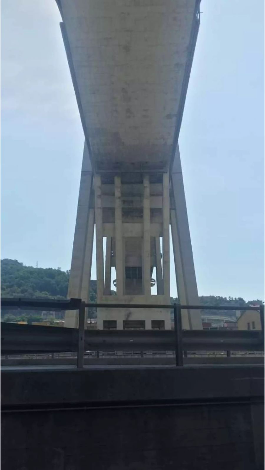 Vor zwei Monaten stand die Marondi-Brücke mit ihren drei Pylonen über Genuas Industrie.